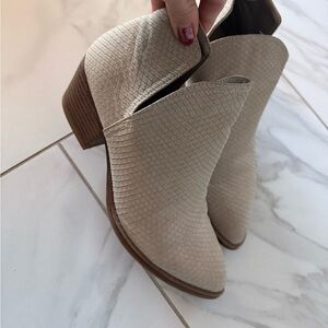 Chinese Laundry cream, textured booties. Women’s size 7